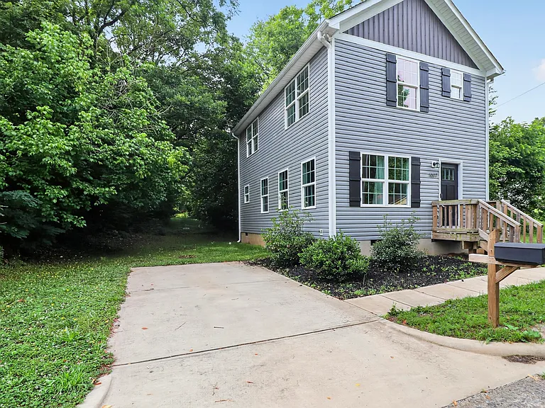 1007 Wilmouth St — Photo 3