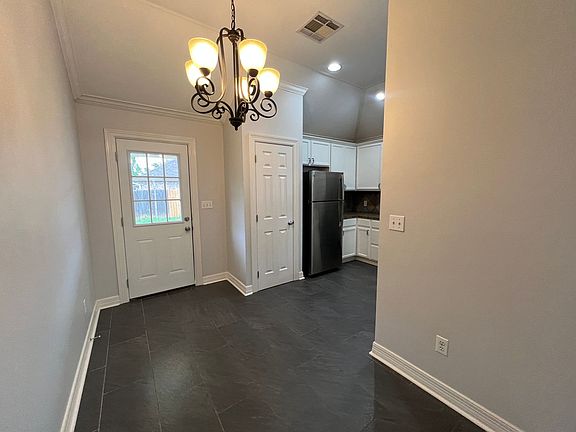 5th image of 633 Whitefield Ln
