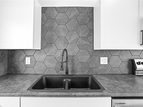 5th image of 231 Drake Ave