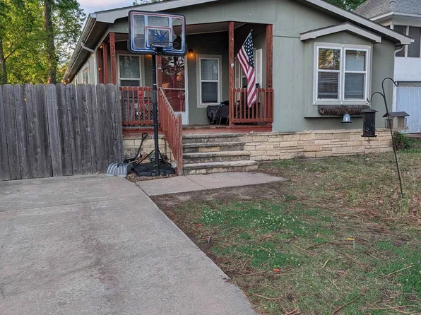 916 E 8th Ave, Winfield, KS 67156