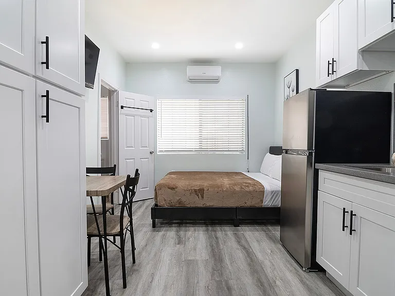 Michigan Avenue Apartments — Photo 11