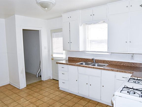 3rd image of 909 E 10th St