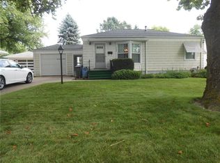 1132 Oakland Rd NE, Cedar Rapids, IA 52402