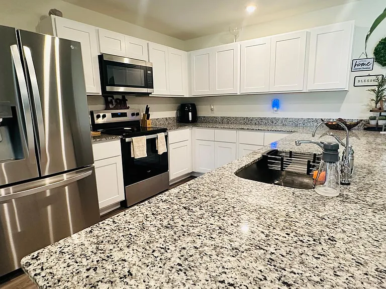 1233 Chester Ave — Photo 10