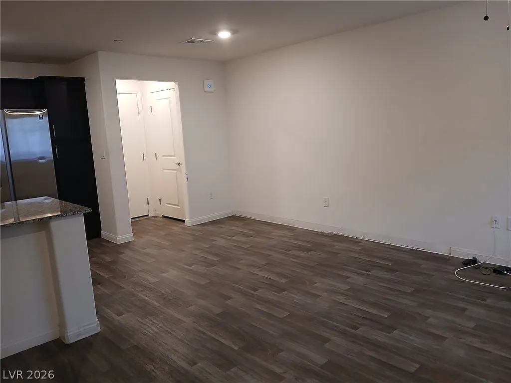3 bed, 2.5 bath, 1352 sqft, $2,000 — Photo 3