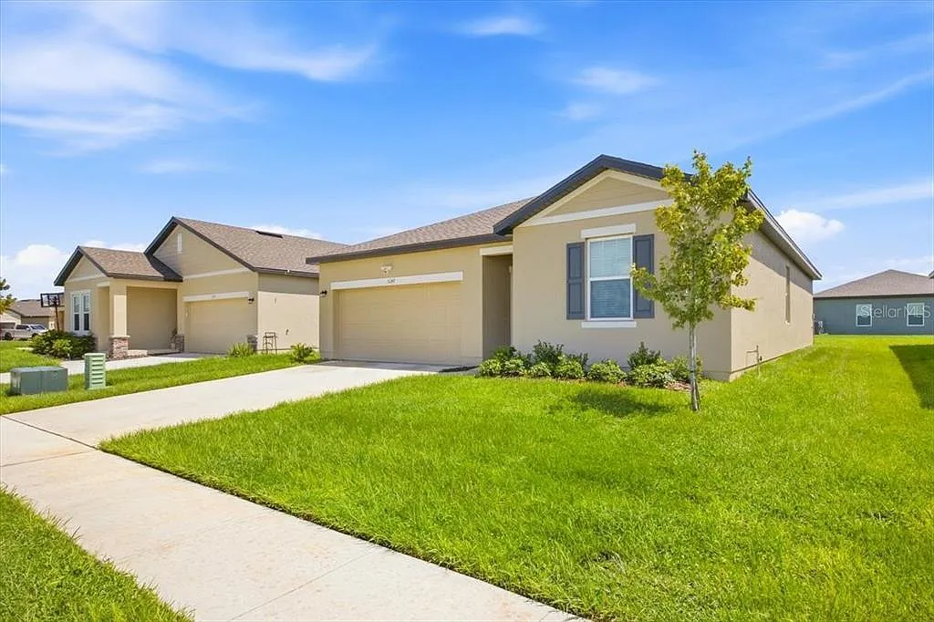 3 bed, 2.0 bath, 1626 sqft, $2,050 — Photo 3