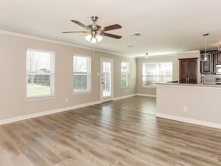 1110 Hampton Dr — Photo 7