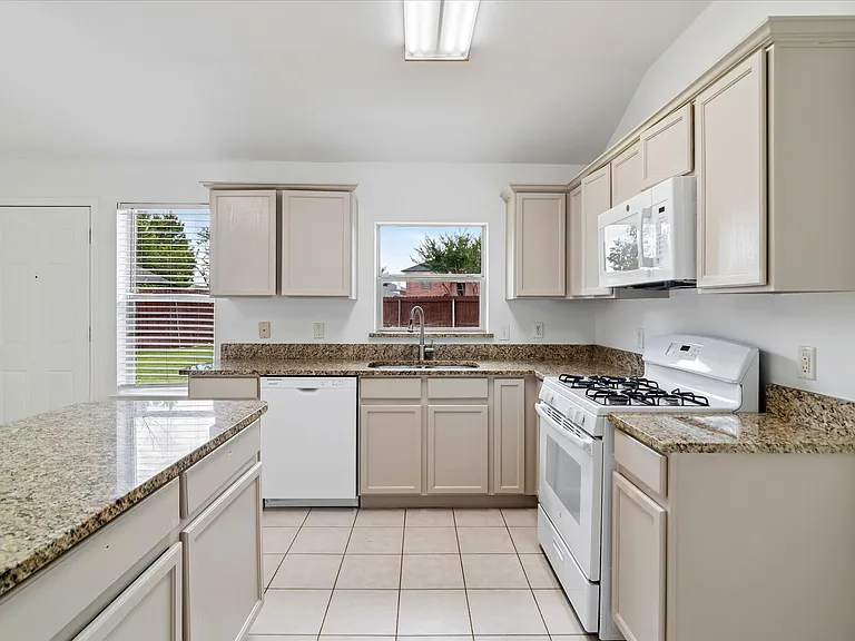 3300 Creekwood Dr — Photo 16