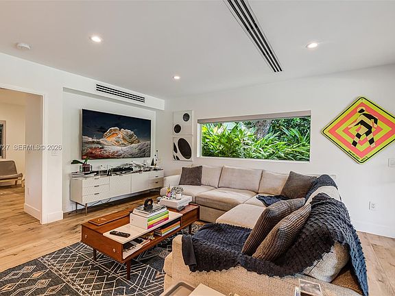 5th image of 79 Shore Dr W