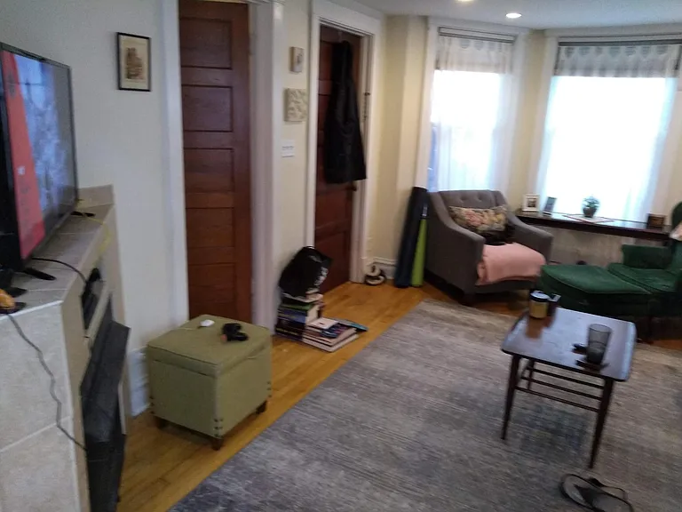 2111 W Montrose Ave #1 — Photo 3