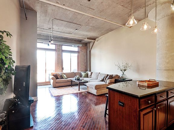 4th image of 360 W Illinois St APT 4E