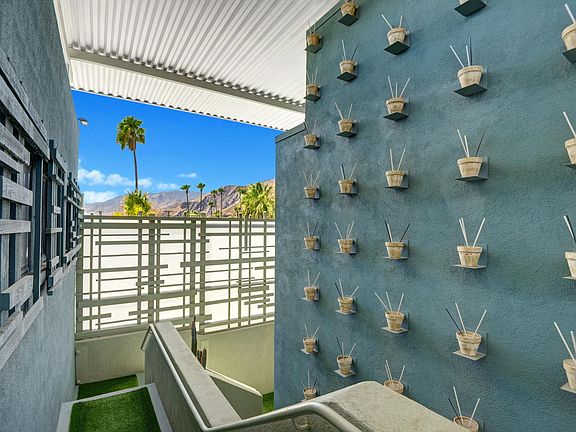 4th image of 1089 N Palm Canyon Dr #D