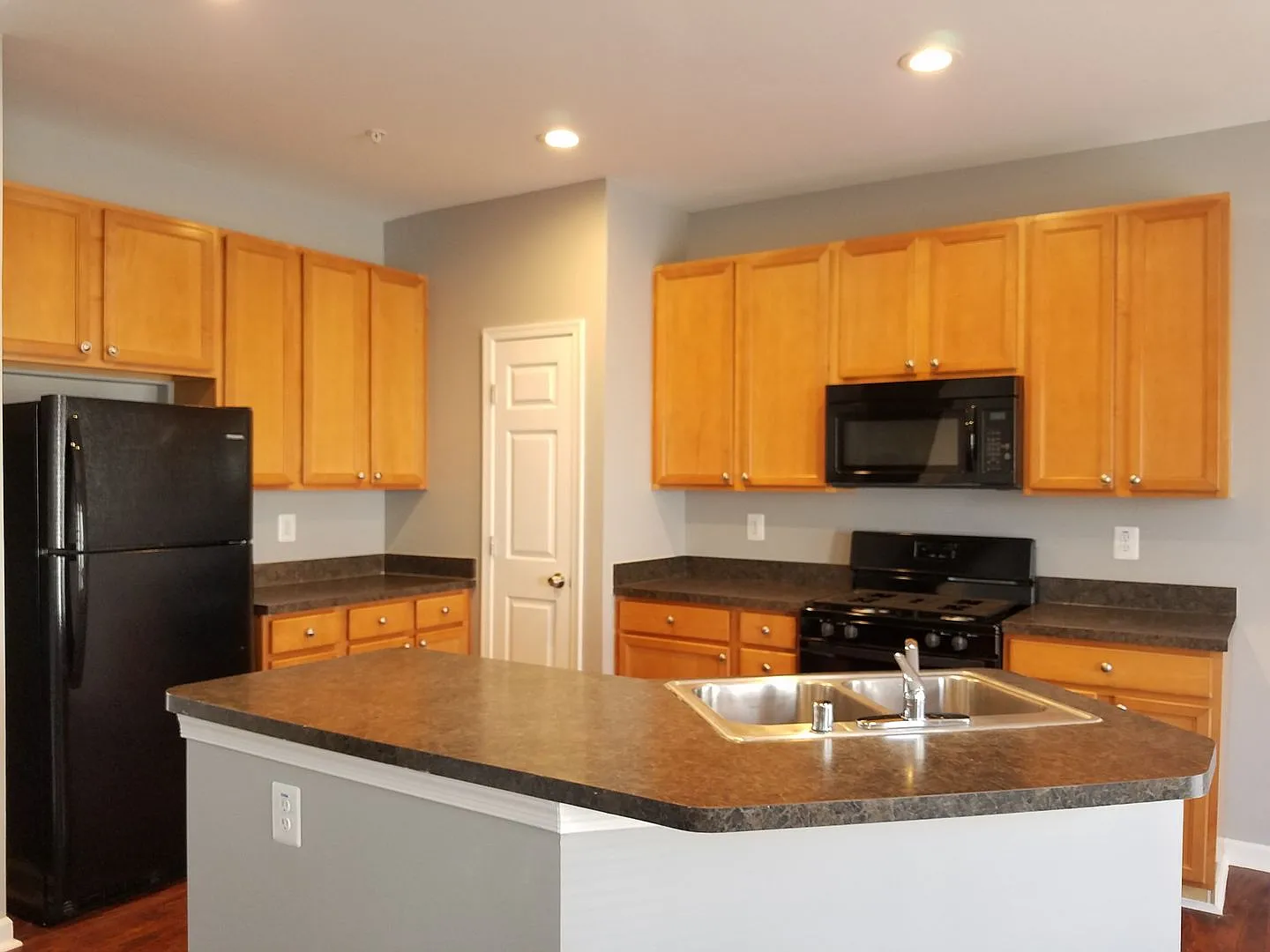Middle River - 4 bedrooms and 3.5 baths Available! — Photo 2