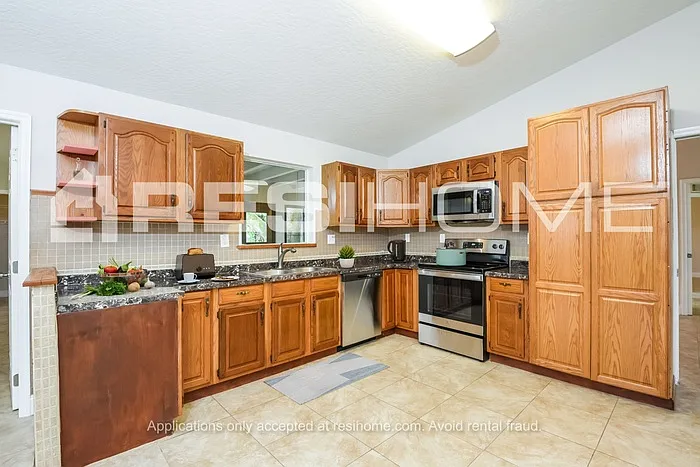 3 bed, 2.0 bath, 1729 sqft, $2,280 — Photo 2