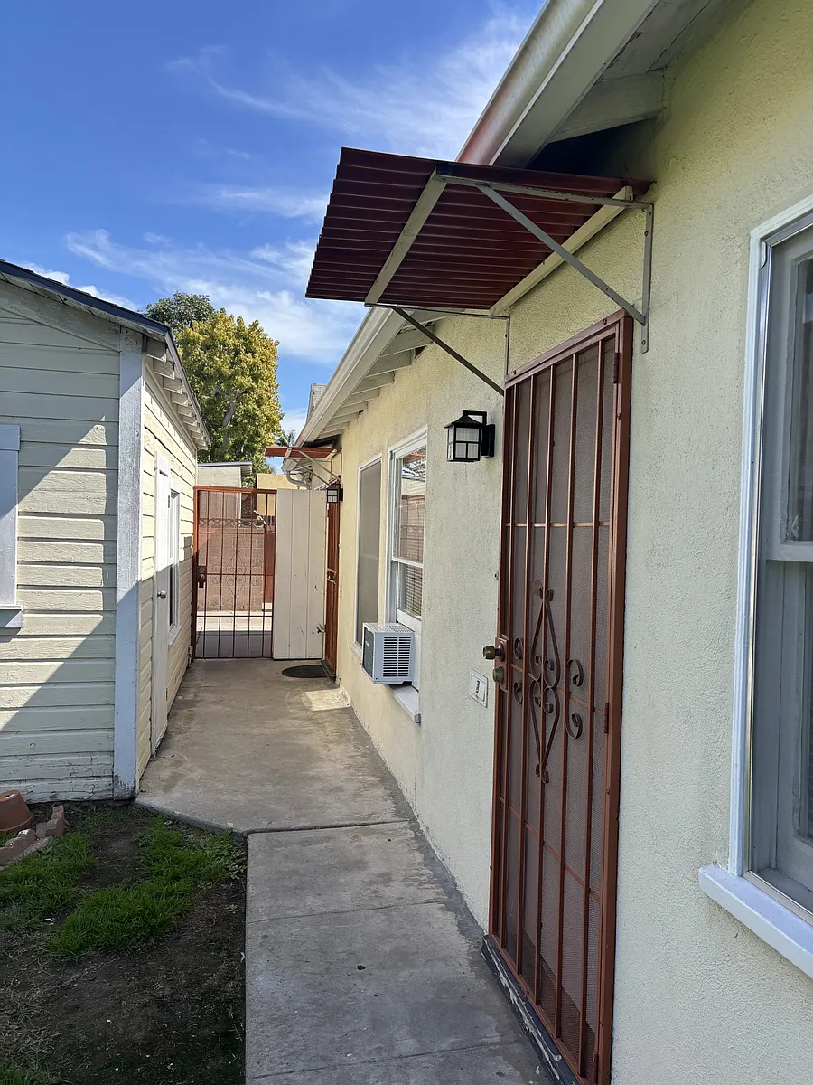 Building Photo - 620 Temple Ave #B