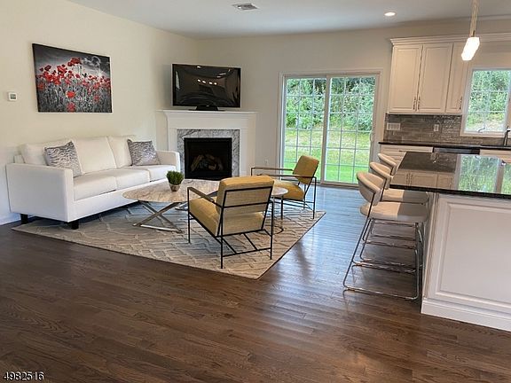 4th image of 85 Bluffs Ct #85