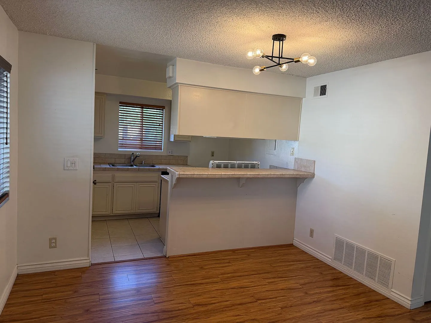 2+1 Townhome on East side of Simi Valley — Photo 4