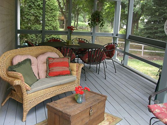 Screened-in Porch