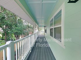318 NE 7th Ter