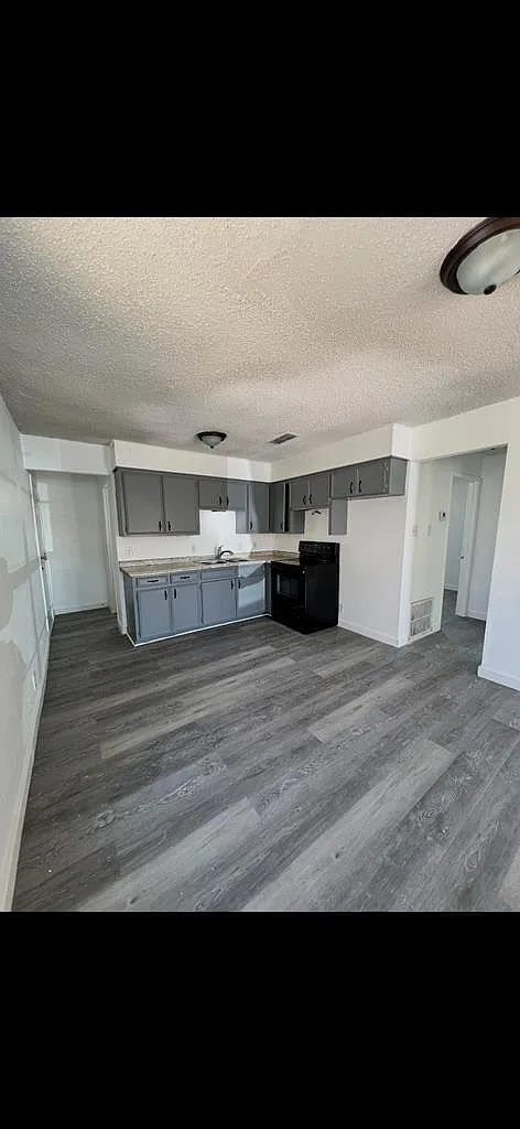 2 bed, 1.0 bath, 720 sqft, $1,300 — Photo 2