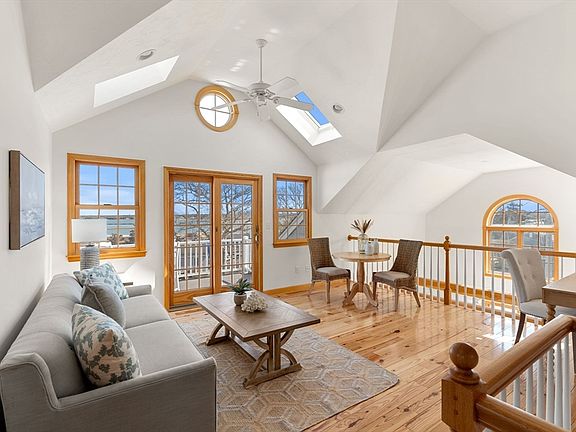 3rd image of 135 Leeward Rd