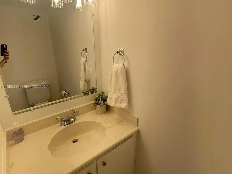 800 Parkview Dr #605 — Photo 10