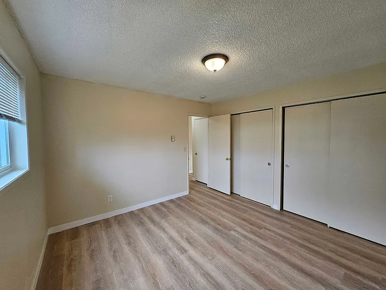 Sunset Apartments — Photo 23