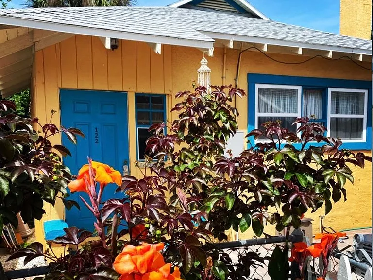 122 S Oleander Ave — Photo 1