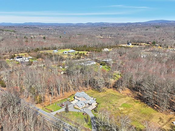 4th image of 801 Albany Post Rd