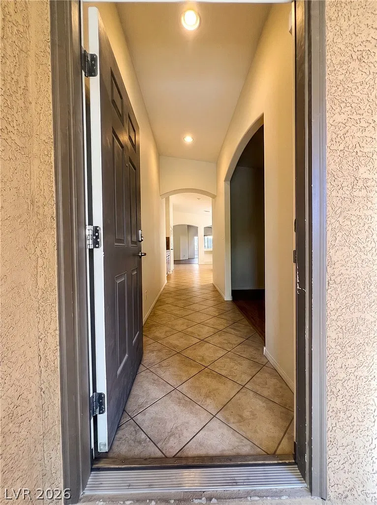 3 bed, 2.0 bath, 1948 sqft, $2,300 — Photo 2