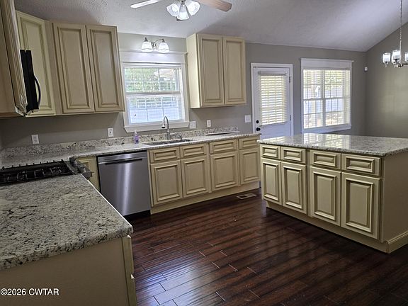 5th image of 486 Lakeshore Dr