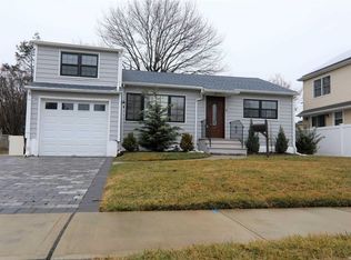 128 S Fordham Rd, Hicksville, NY 11801