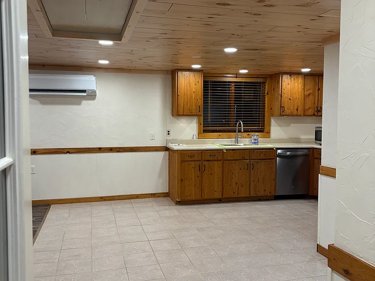 3427 Sutherland Rd — Photo 3