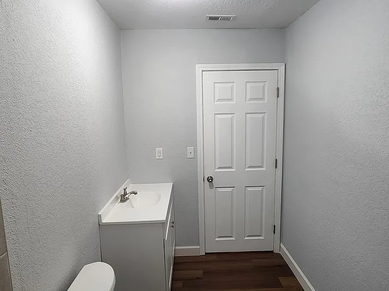 1555 W 13th St — Photo 11
