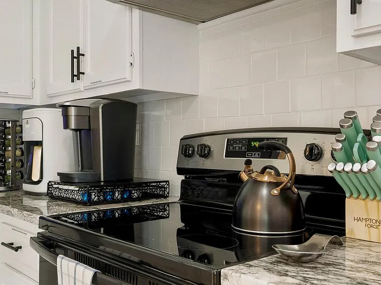 E 67th Pl — Photo 9
