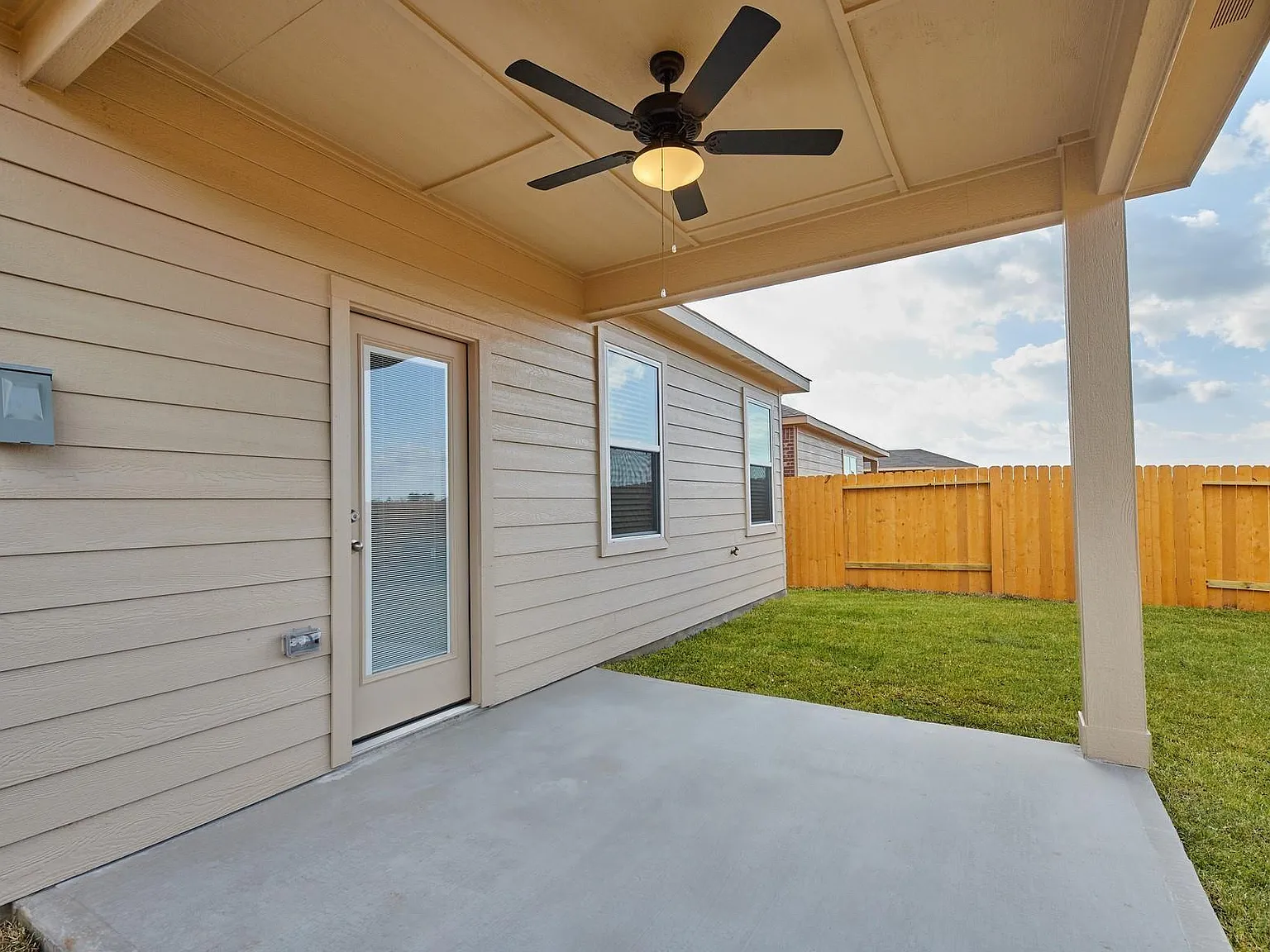 3 bed, 2.0 bath, 1570 sqft, $2,025 — Photo 2