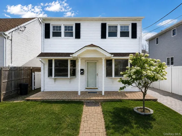 644 South 8th Street, West Babylon, NY 11757