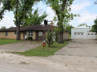 302 S Central Ave, Petrolia, TX 76377