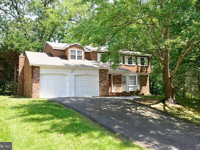 1317 Forestwood Dr — Photo 2