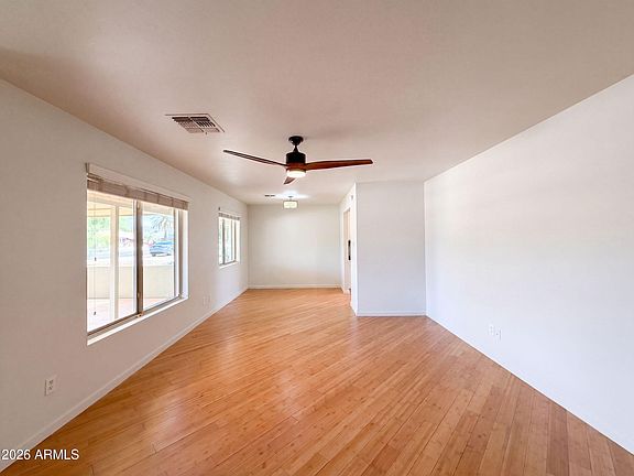3rd image of 909 W MISSOURI Avenue