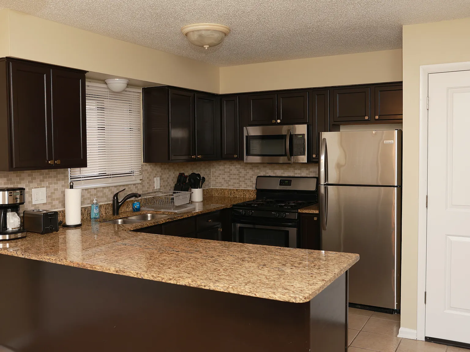 4 bed, 1863 sqft, $3,950 — Photo 4