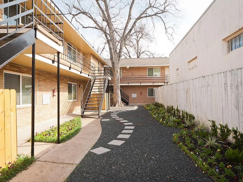 2 bed, 1.0 bath, $1,100 — Photo 4