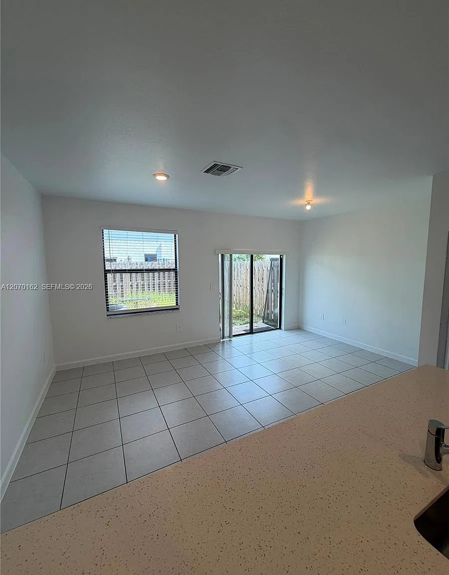 3 bed, 2.5 bath, 1393 sqft, $2,600 — Photo 4