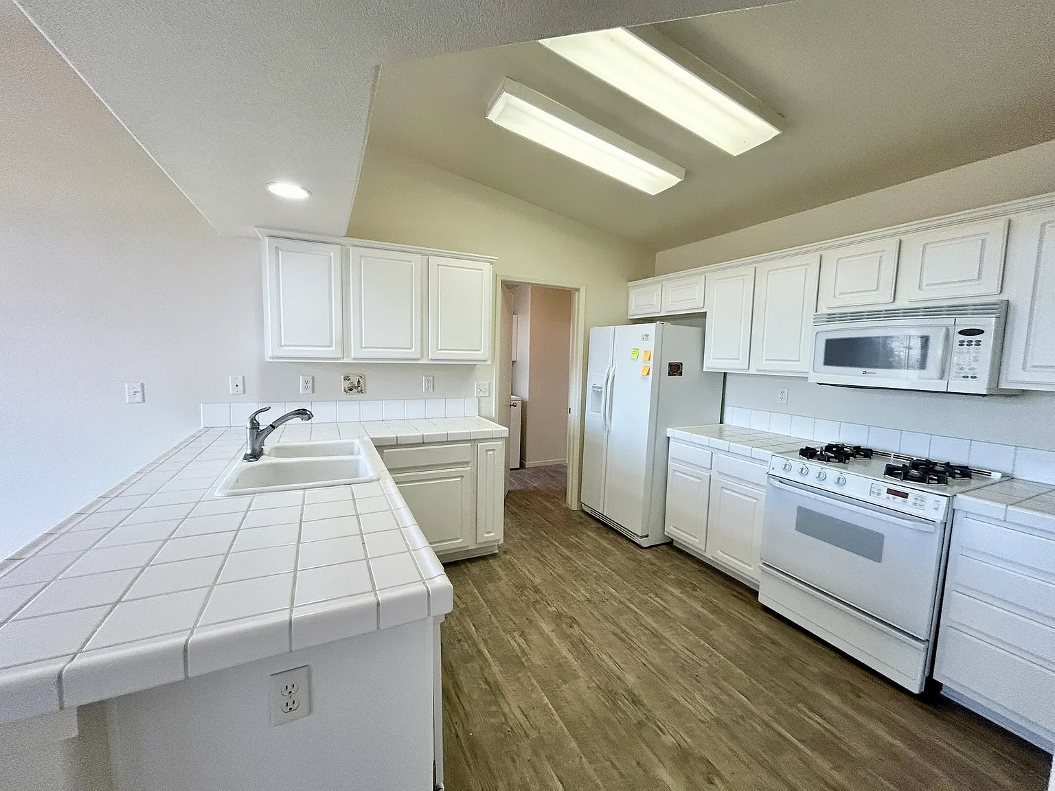 3 bed, 1430 sqft, $2,300 — Photo 4