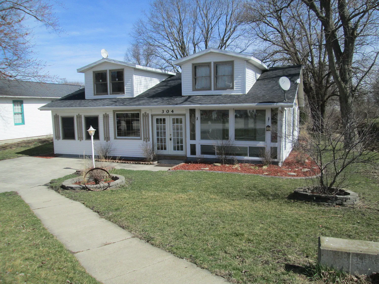 304 S 2nd St photo 1