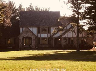 W298N6814 Ridgeview Ln, Hartland, WI 53029