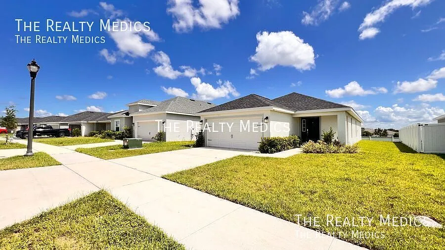 Beautiful 3-Bed, 3-Bath Home With Spacious Backyard! — Photo 3
