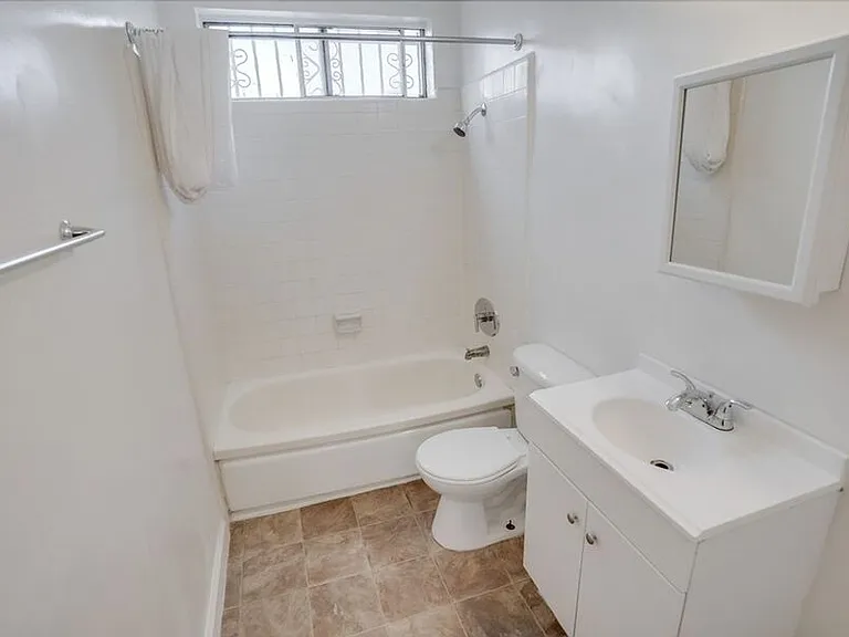 Gated, MidCentury MultiFamily Property near Metro Access and Victoria Park — Photo 8