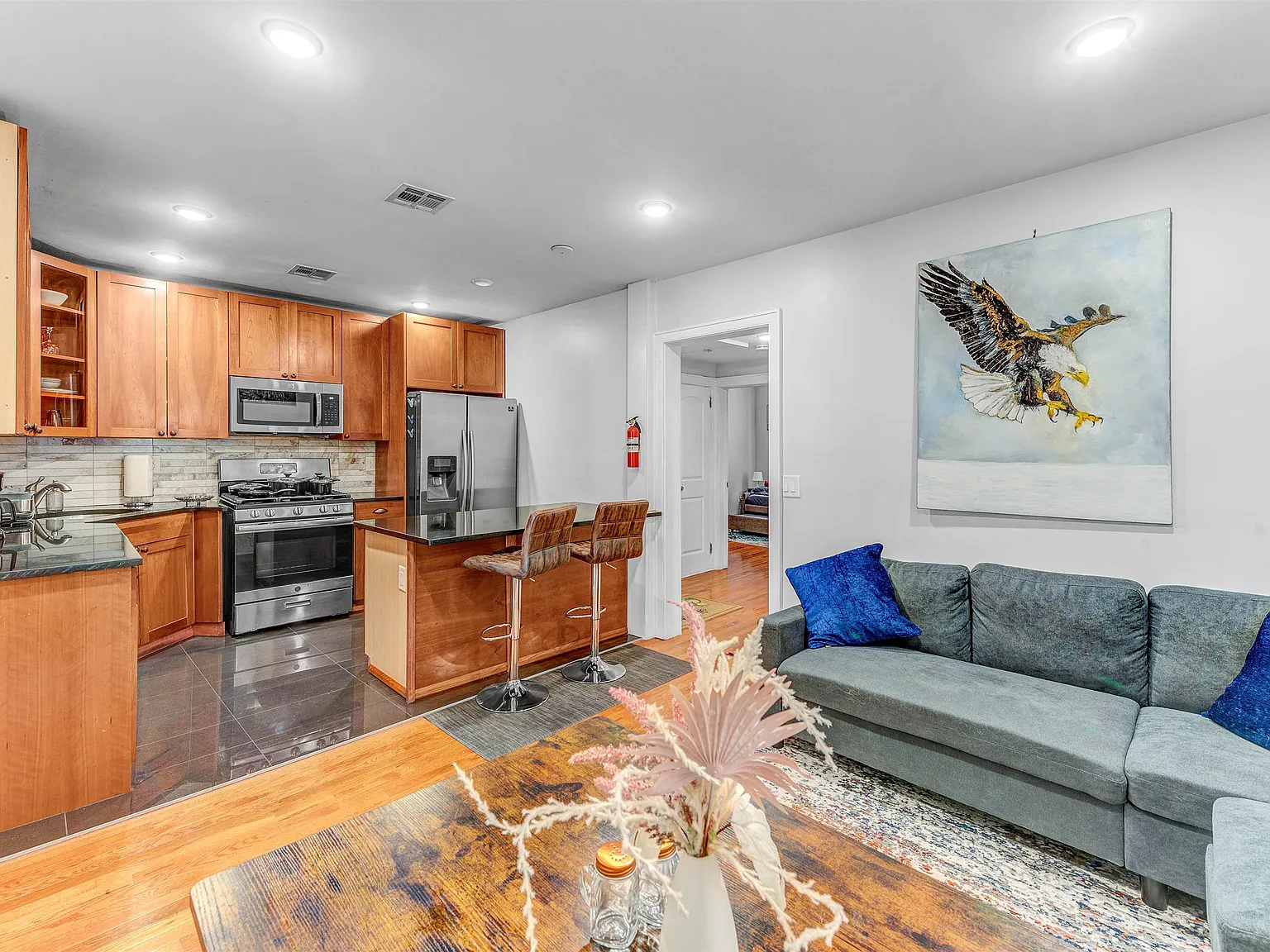 5 bed, 5.0 bath, $7,900 — Photo 2