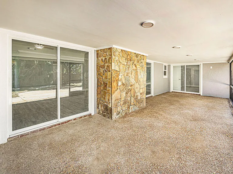 300 Riomar Dr — Photo 13